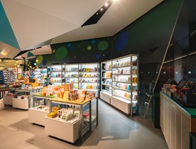 Tate Modern River Shop: Hogyan alakították az ipari polcokat hatékony üzletberendezéssé?