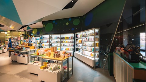 Tate Modern River Shop: Hogyan alakították az ipari polcokat hatékony üzletberendezéssé?
