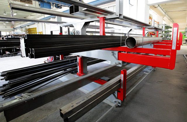 Hosszú áruk kézi vagy félautomatizált tárolása