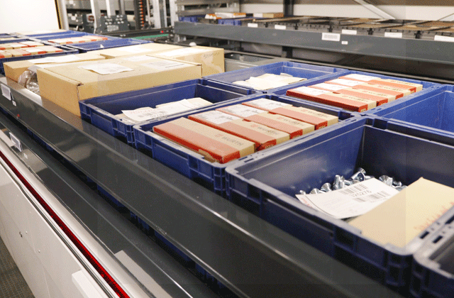 Függőleges liftes tárológép kis alkatrészek félautomatizált tárolására