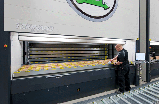 Raktárautomatizálási megoldások kisebb termékek és kisméretű tárolóeszközök, mint például dobozok vagy kartonok számára